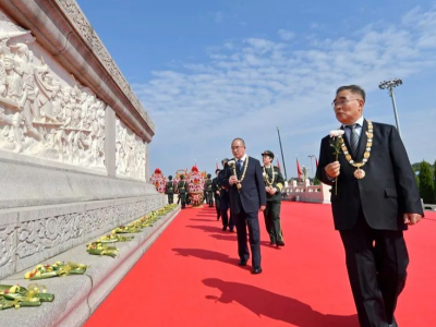 2020烈士纪念日与国庆升旗仪式上的东升地毯